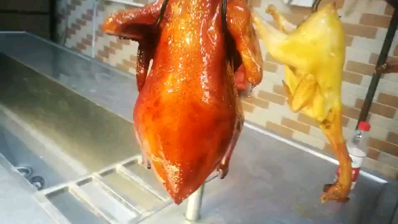 蒜香脆皮吊烧鸡怎么做的?酒友必点的招牌菜~